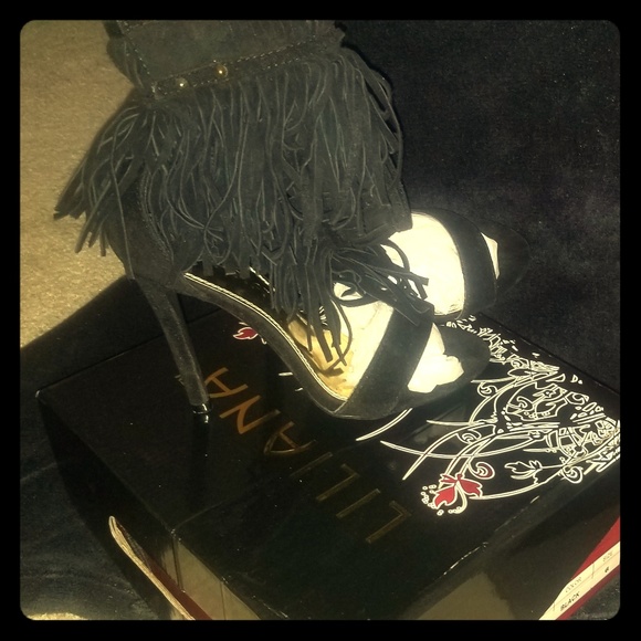 4 pair of ladies heels sizes 6 and 1 pair of ladie - Picture 1 of 4